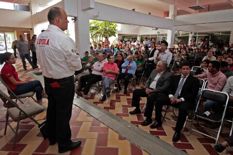 Cuestionan estudiantes a abanderado priísta