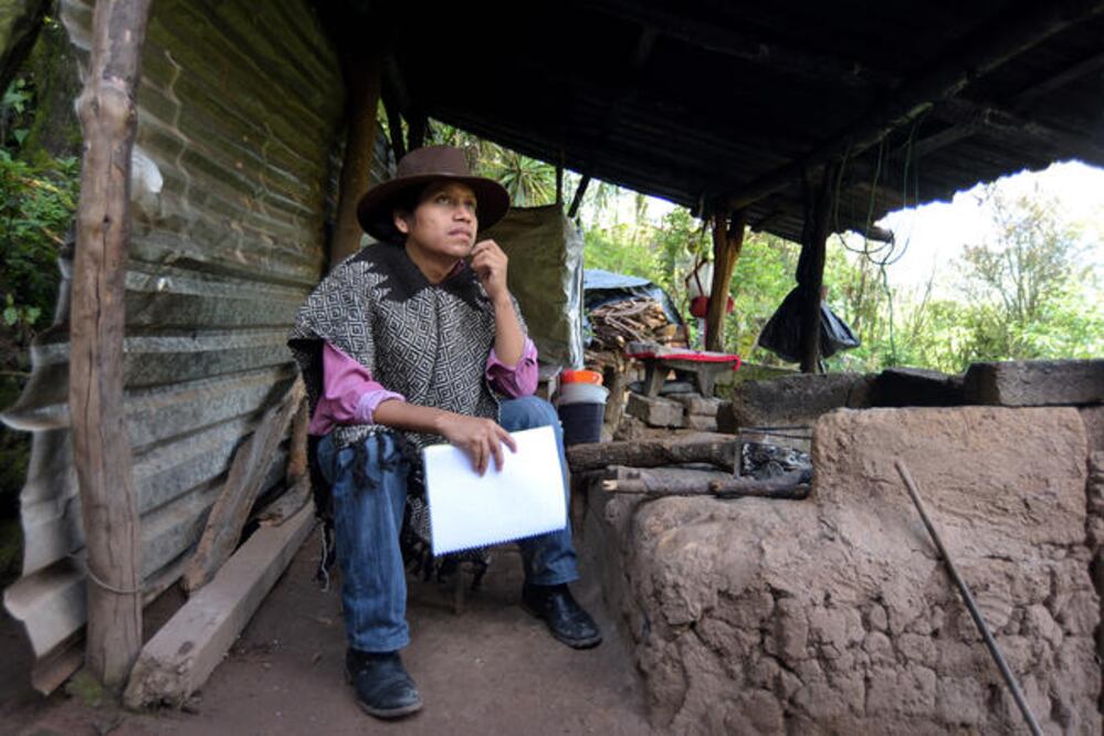 Hubert Martínez Calleja traslada a poemas las historias y las situaciones de la vida cotidiana de su pueblo, Zilacayota, Guerrero. (SALVADOR CISNEROS. EL UNIVERSAL)