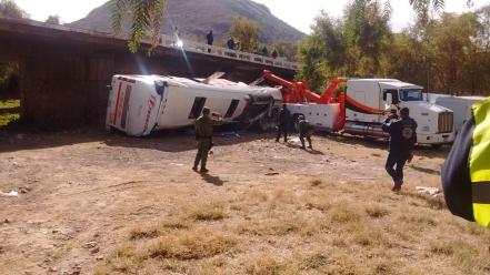 Autobús vuelca en la carretera 57