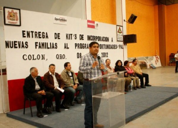 Entregan apoyos en Colón