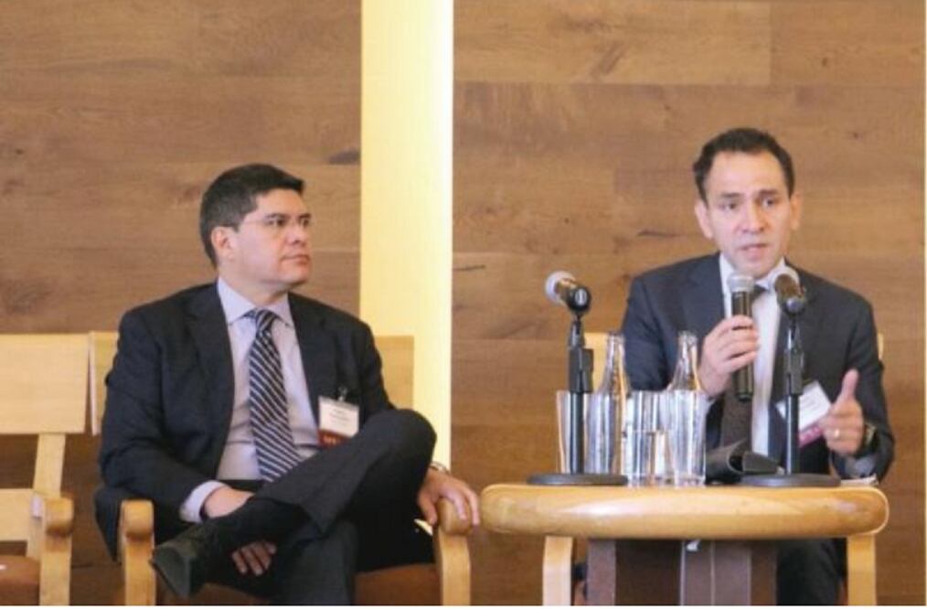 El director para México del Banco Mundial, Pablo Saavedra (izq.), y el próximo secretario de Hacienda, Arturo Herrera (der.), participaron ayer en un foro sobre financiamiento de infraestructura en el país. (CORTESÍA)