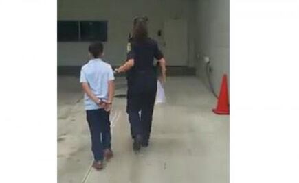 Detienen y esposan a niño de 7 años por atacar a profesora en Miami
