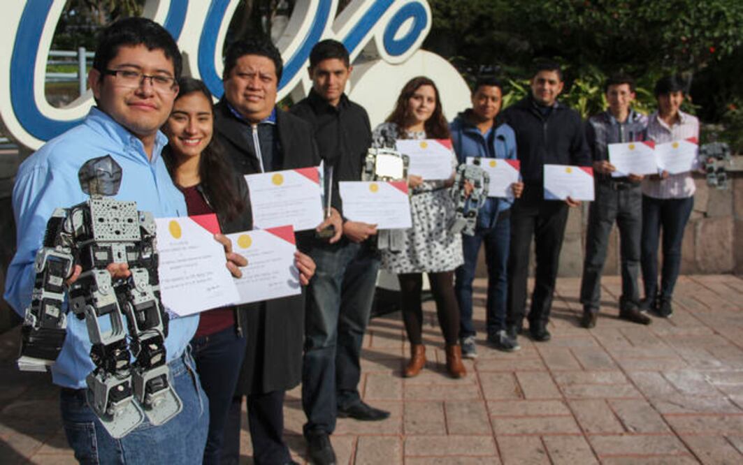Los estudiantes de la UAQ obtuvieron el primer lugar con un robot desarrollado 100% en la Facultad de Ingeniería; desde 2013 participan en el certamen. (ESPECIAL)