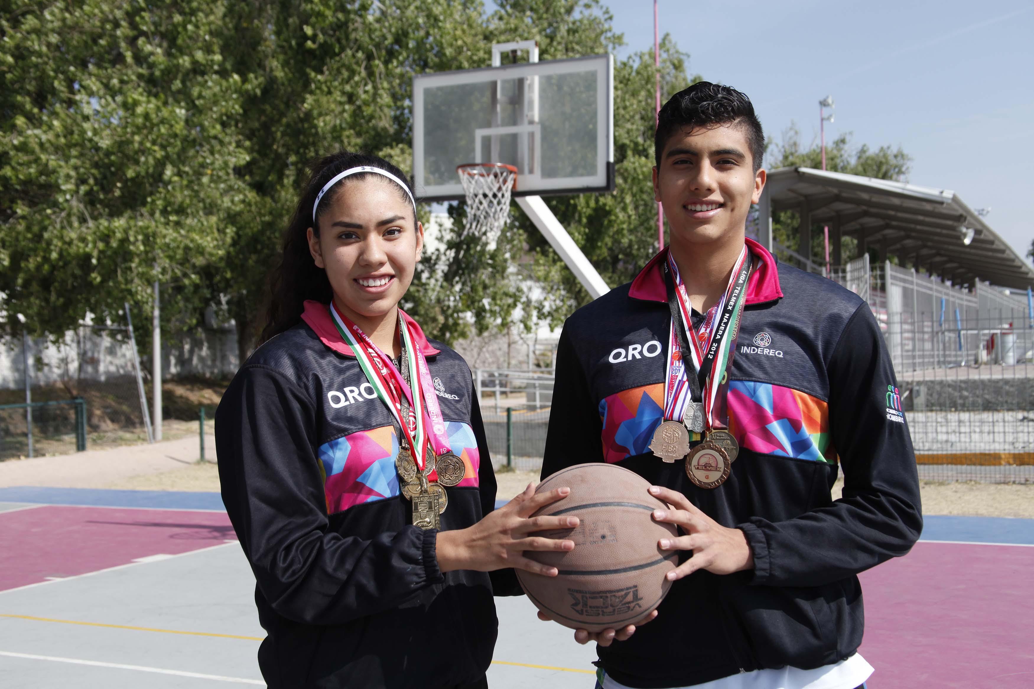 Rogelio y Paola iniciaron en el basquetbol cuando tenían 11 y ocho años, respectivamente; consideran este deporte como lo mejor que les ha pasado en su vida. Foto: GUILLERMO GONZÁLEZ