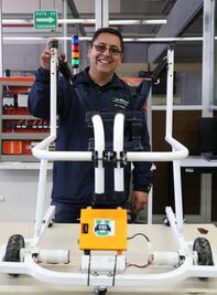 Mexicano crea andadera para niños con discapacidad