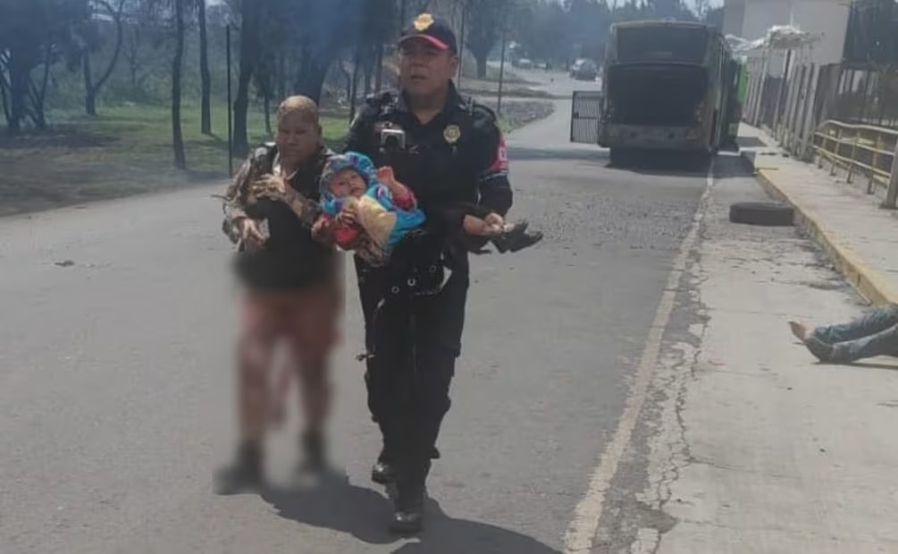 La pequeña Jazlyn resultó con fuertes quemaduras tras explosión de pipa de gas en Puente de la Concordia, Iztapalapa (10/09/2025). Foto: Especial