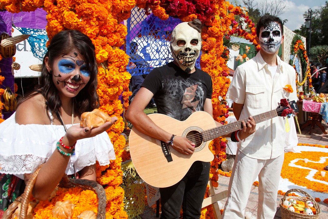 Los altares, tradición que busca seguir en la memoria de la gente   