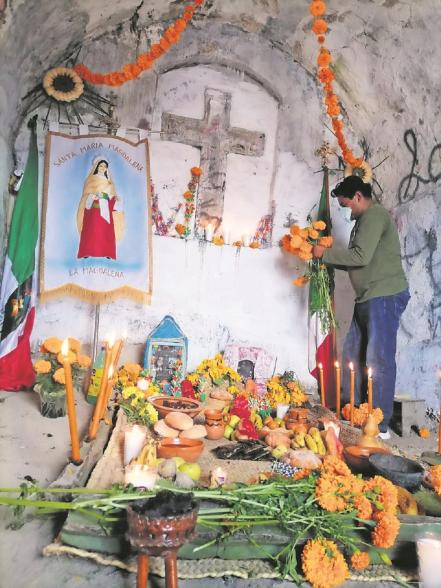 En Cadereyta montan una ofrenda otomí