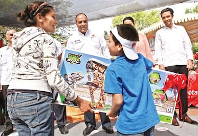 Festejan a hijos de personal municipal