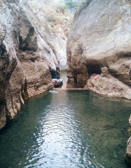 Manantial El Aguacate, aguas termales para nadar en medio de un cañón en Querétaro