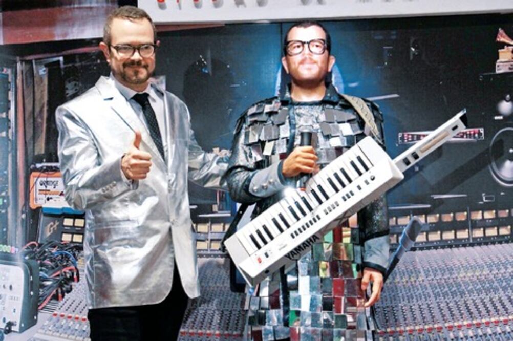 Syntek, con pájaro en mano