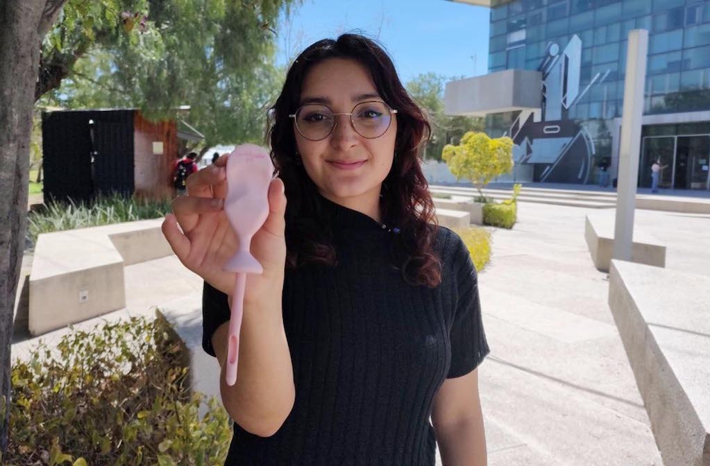 Joven diseña dispositivo para identificar infecciones vaginales; es estudiante de la UAQ