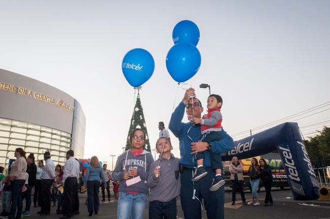 Risas y regalos con los renos y Reyes Telcel