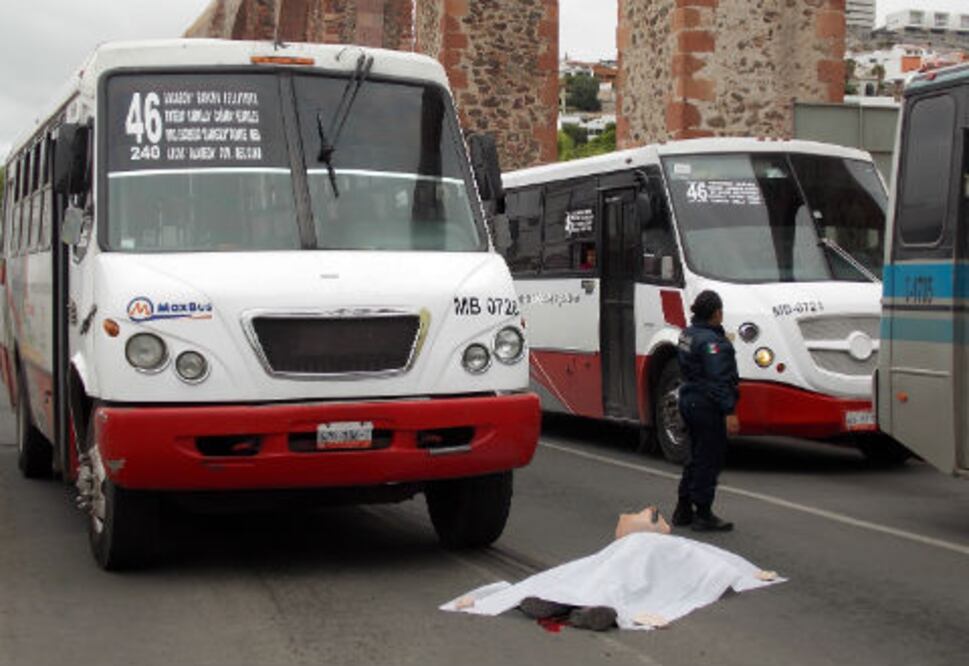 Atropella camión a hombre