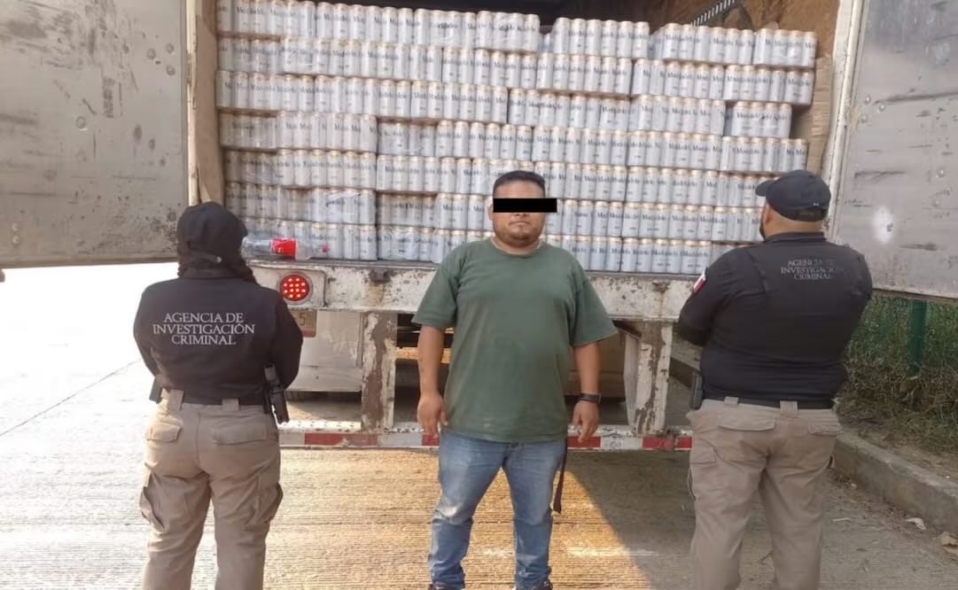 Aseguran tractocamión con 48 mil latas de cerveza de presunta procedencia ilícita. Foto: Especial