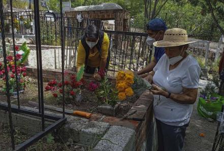 Llevan a los panteones flores, velas y cubrebocas para no olvidar a los difuntos en Querétaro