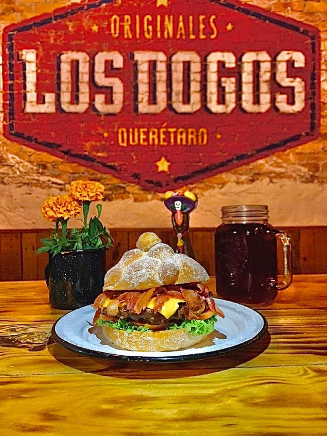 ¿Hamburguesa de pan de muerto? La encuentras en Querétaro