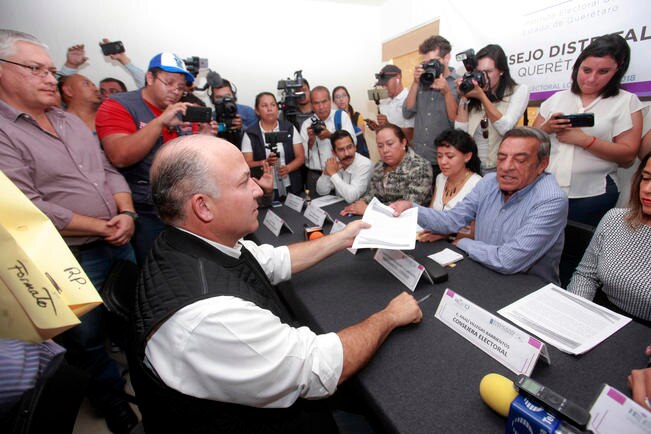 Realiza Francisco Pérez su registro ante IEEQ
