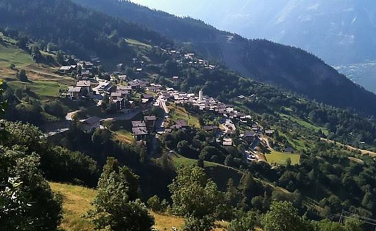 Hermoso pueblo suizo pagará hasta 60 mil euros a familias que deseen vivir allí