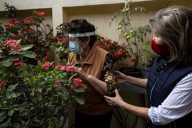 Cuidar a abuelitos, un empleo de gran corazón