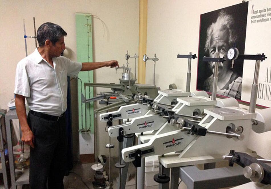 Eduardo Rojas, catedrático de la Facultad de Ingeniería, encabeza el proyec to de investigación junto con alumnos de la maestría en Geotecnia. (ESPECIAL)
