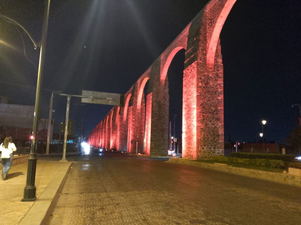 Iluminan de rojo los Arcos de Querétaro. Foto: Domingo Valdez
