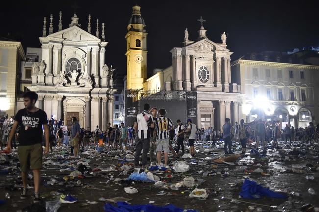 Ásí terminó la piazza de San Carlo, tras pánico por amenaza (GIORGIO PEROTTINO. REUTERS)