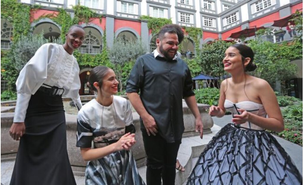 Siluetas 'Lady like' constituyeron la propuesta femenina y clásica del diseñador en el Ángel de la Independencia