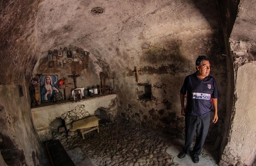 Con poco más de tres metros de altura y cuatro de largo, la estructura exterior de la capilla es de cantera