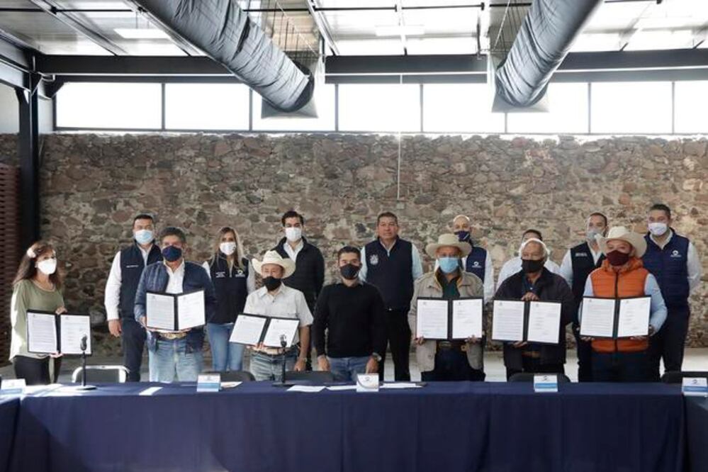 Donan terrenos para construcción de par vial