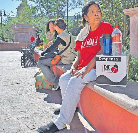 Pide ayuda médica, le dan despensa