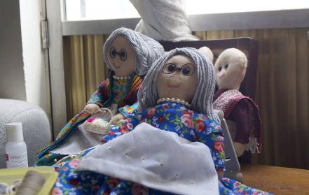 En asilo de Querétaro, elaboran muñecos para fomentar el buen trato a los abuelos