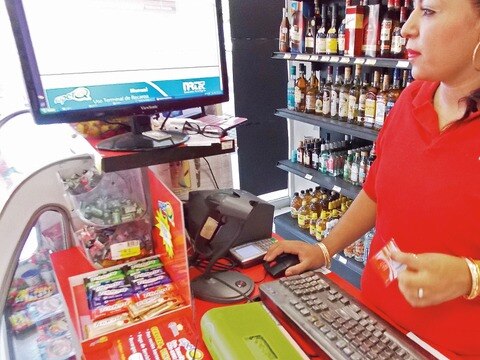 Comerciantes aún rechazan tarjeta