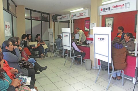 INE da de baja 100 mil credenciales