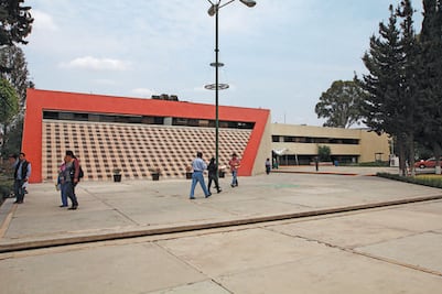 Contratan a docentes para educación básica