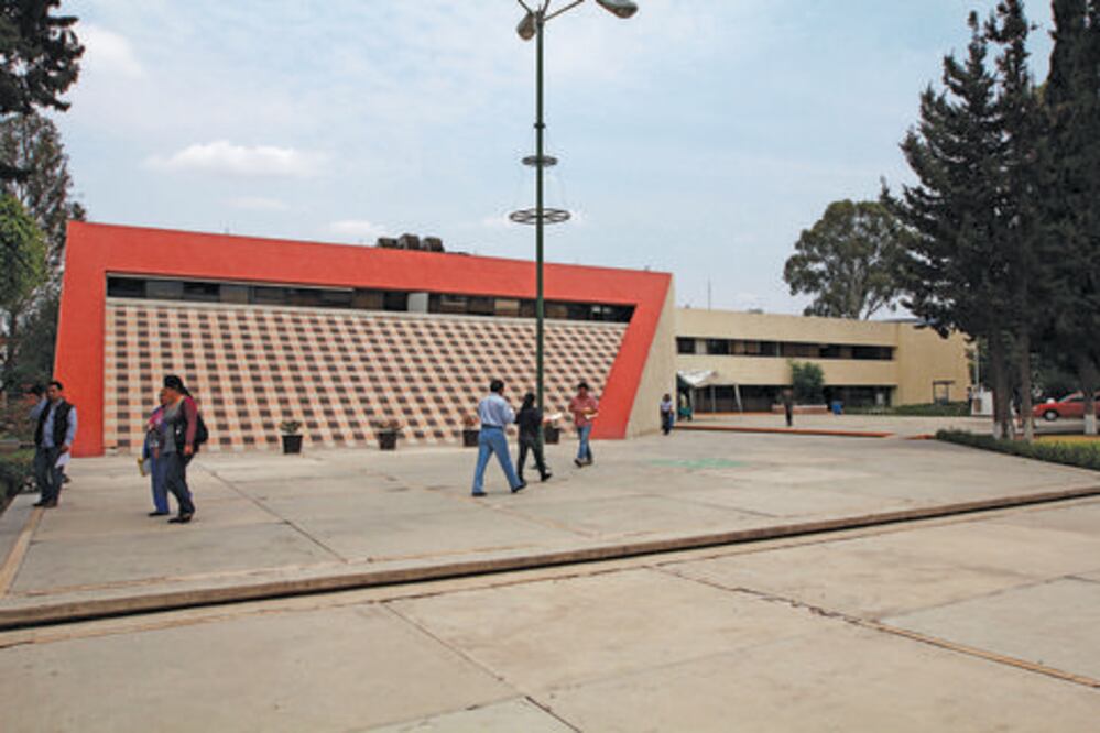 Contratan a docentes para educación básica