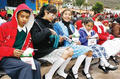 Entrega Calzada becas y apoyos en la Sierra 