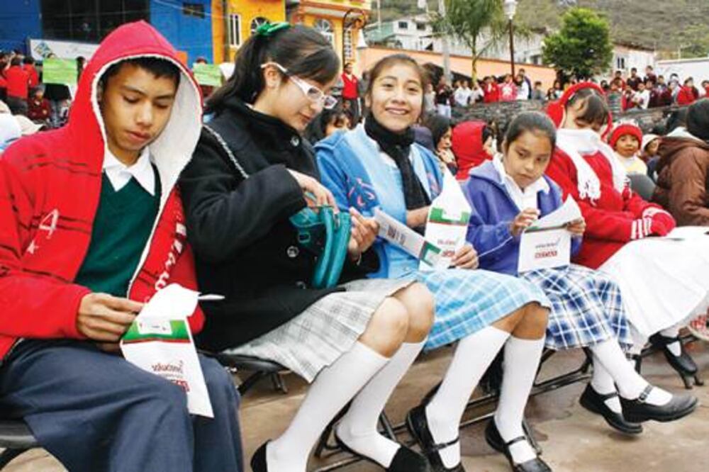 Entrega Calzada becas y apoyos en la Sierra 