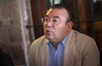 Divide a la izquierda renuncia de panista