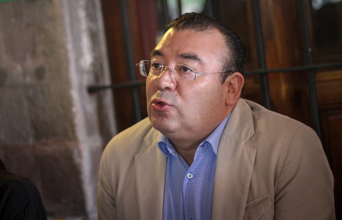 Divide a  la izquierda renuncia de panista