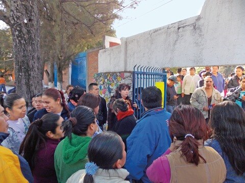 Padres de familia exigen sustitución de profesora