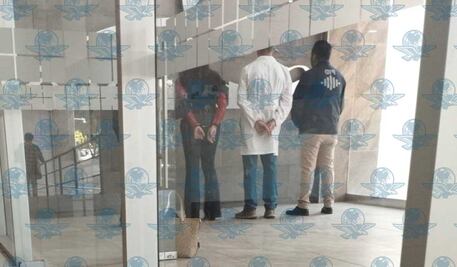 Detienen a médico y asistente en torre médica del Hospital San José