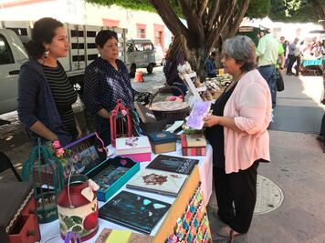 Artesanos participan en mercado San Valentín