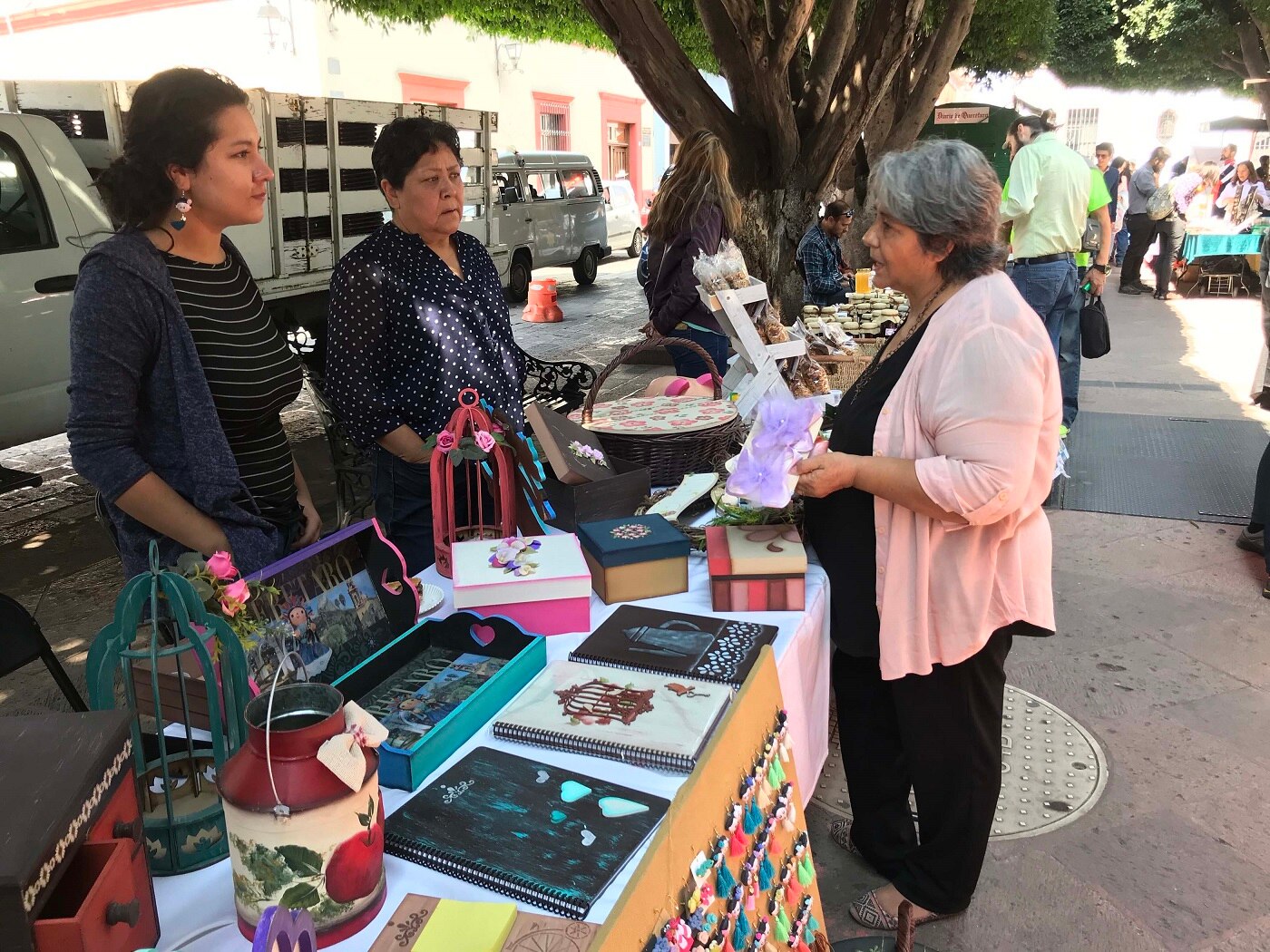 Artesanos participan en mercado San Valentín