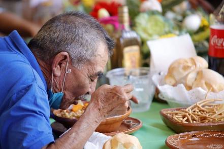 "Valió la pena la espera para probar el caldito"