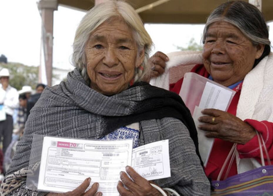 Entregan apoyos a adultos mayores