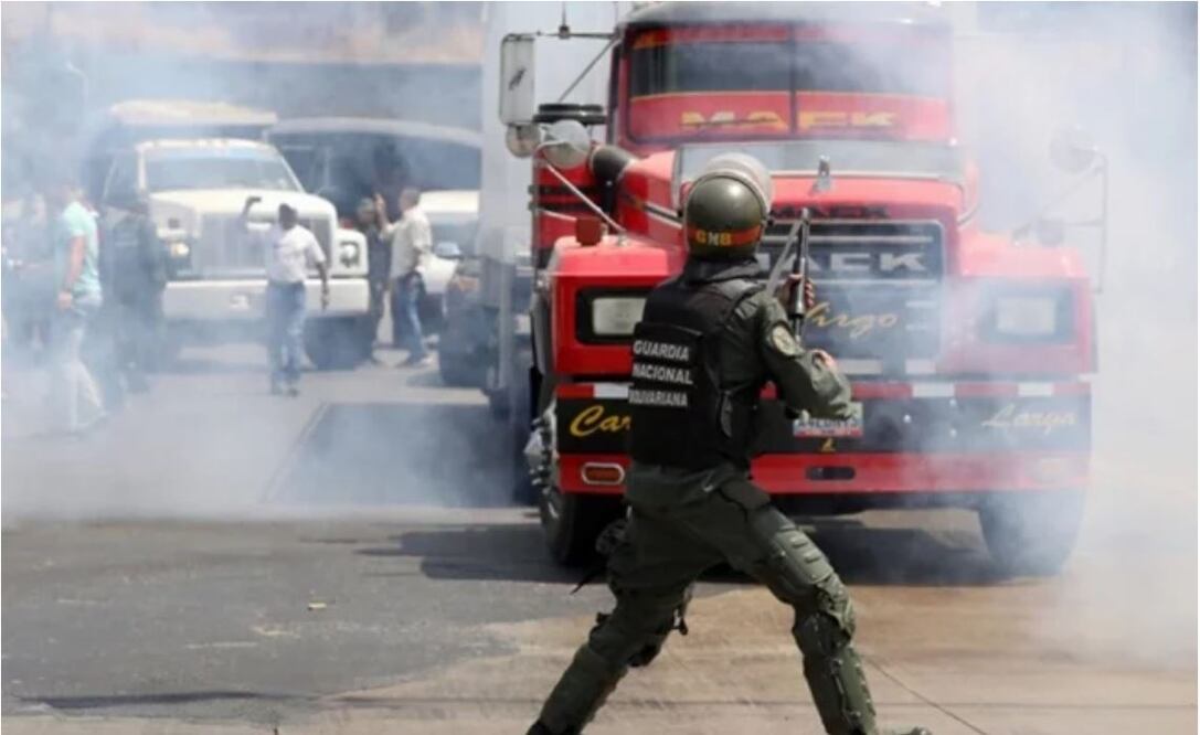 El incidente, que no pasó a mayores, ocurrió en una autopista en La Cabrera, por donde viajaban los legisladores acompañados de varios camioneros. Foto: Reuters