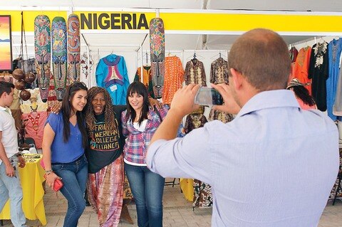 Difunden cultura y arte de 70 países