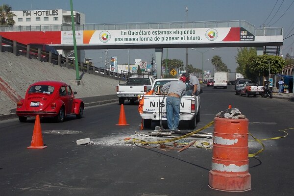 Reparan coladeras de 5 de Febrero