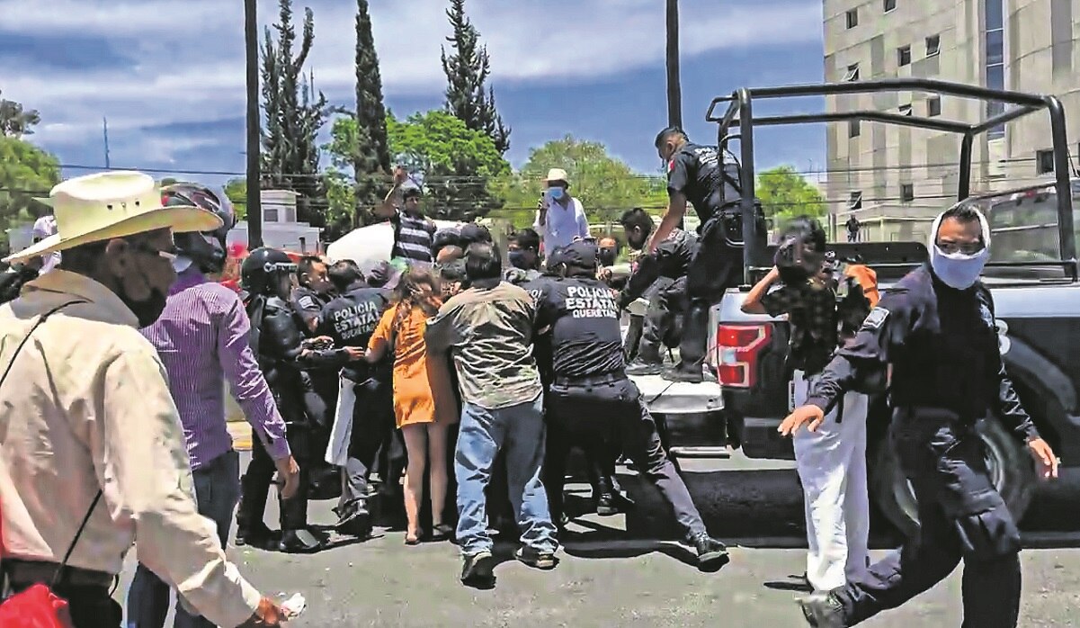 Fuerza policial interviene en manifestación en la CEA Querétaro